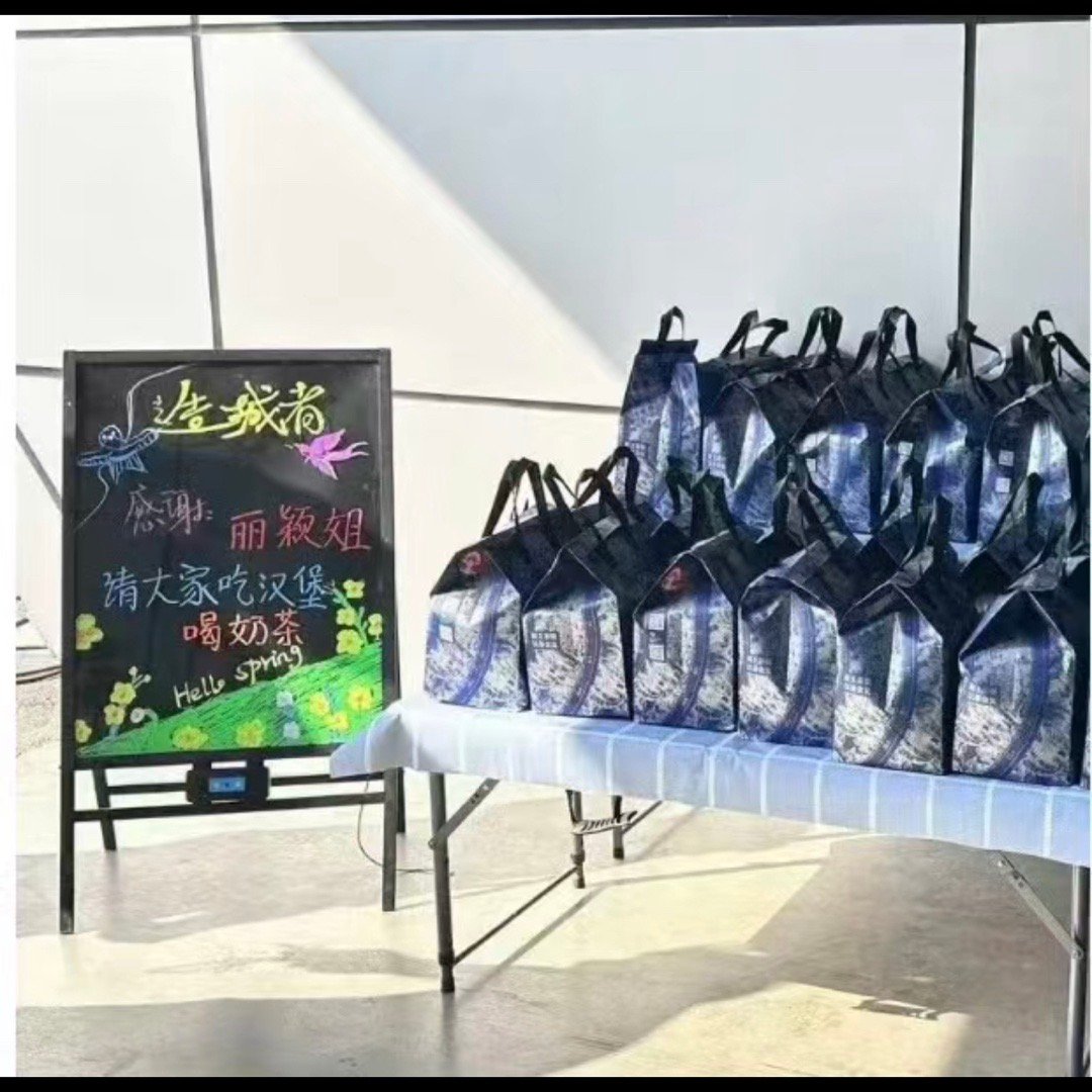 赵丽颖请剧组喝奶茶吃汉堡赵丽颖请剧组吃汉堡喝奶茶赵丽颖请剧组吃汉堡喝奶茶 ​​​
