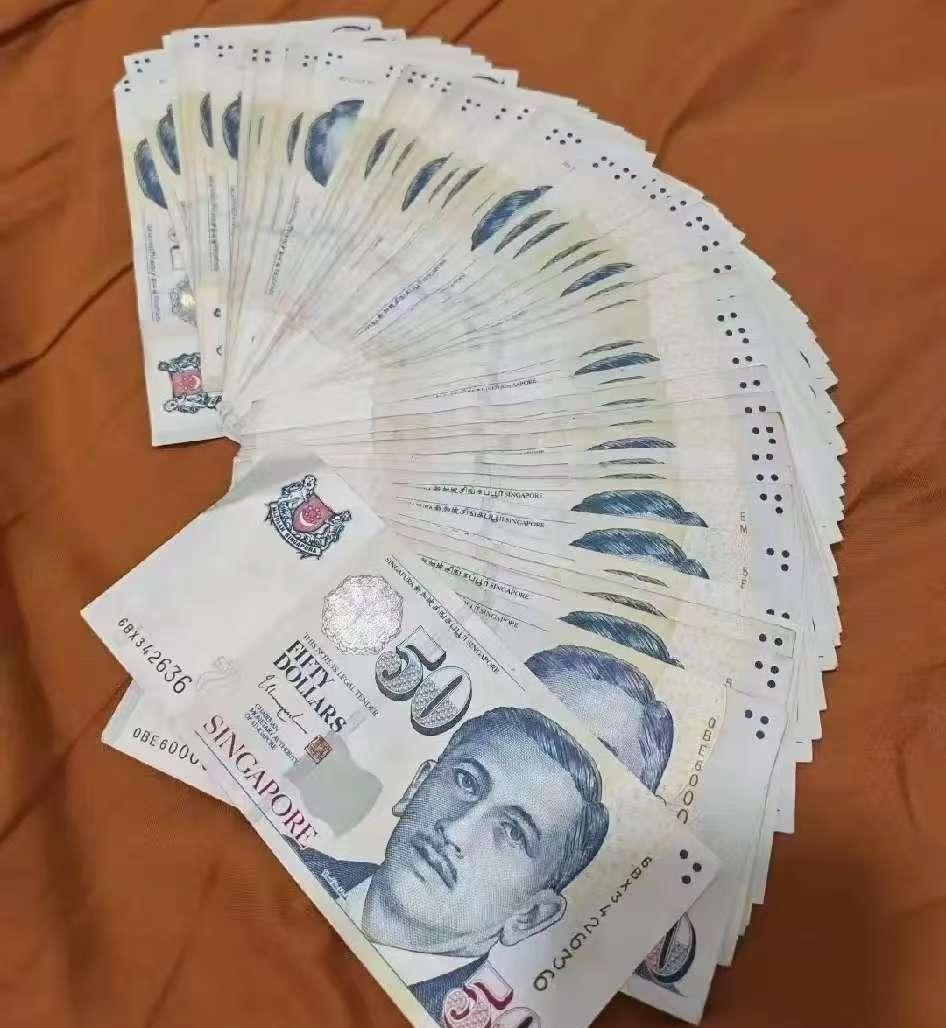 弟弟和弟媳离婚13年了，分开之后弟媳就出国，后来在国外重新组建了家庭。昨天弟媳联