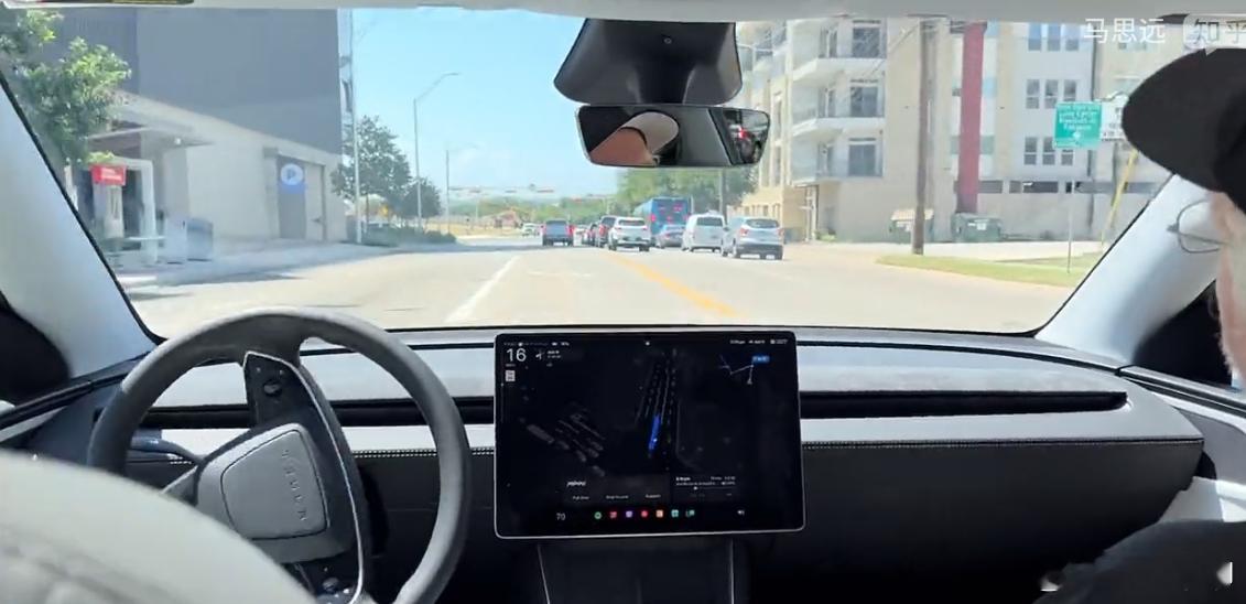 特斯拉的Robotaxi怎么敢就这么直接上路的。逆行，压双黄线简直就是丝滑不犹豫