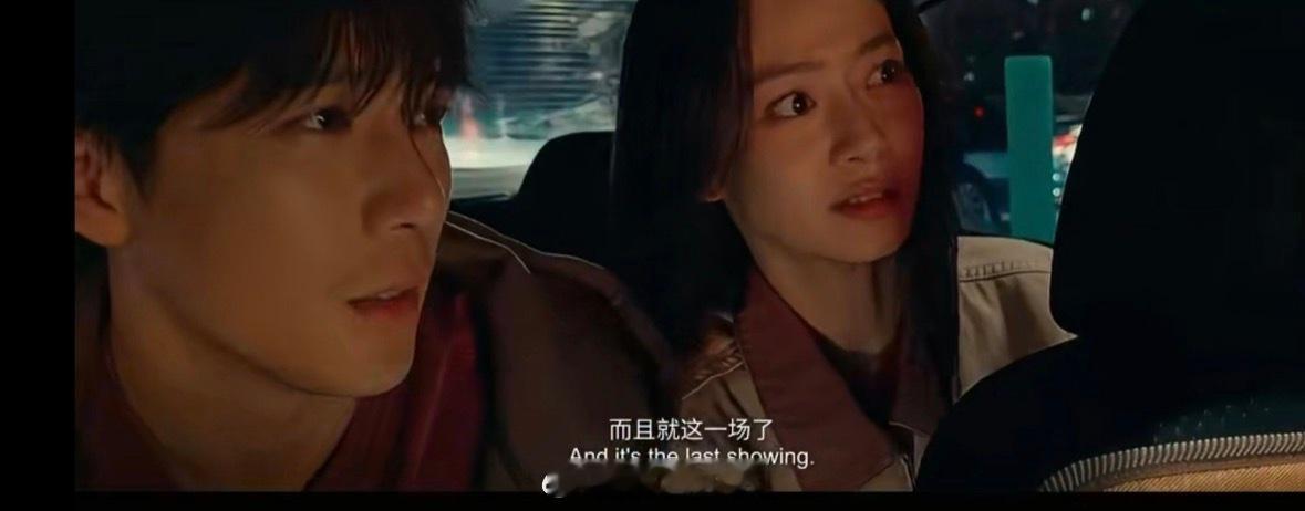 姐妹们谁还没看金鸡电影节开幕短片《奔赴光影》！里面王安宇的镜头真的狠狠戳我～ 夜