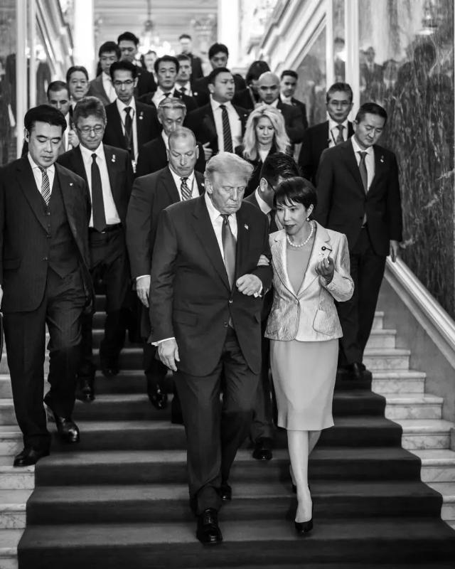 都牵上手了，主人到访，必须服务到位。美国总统到访日本，日本首相高市早苗接待特朗普