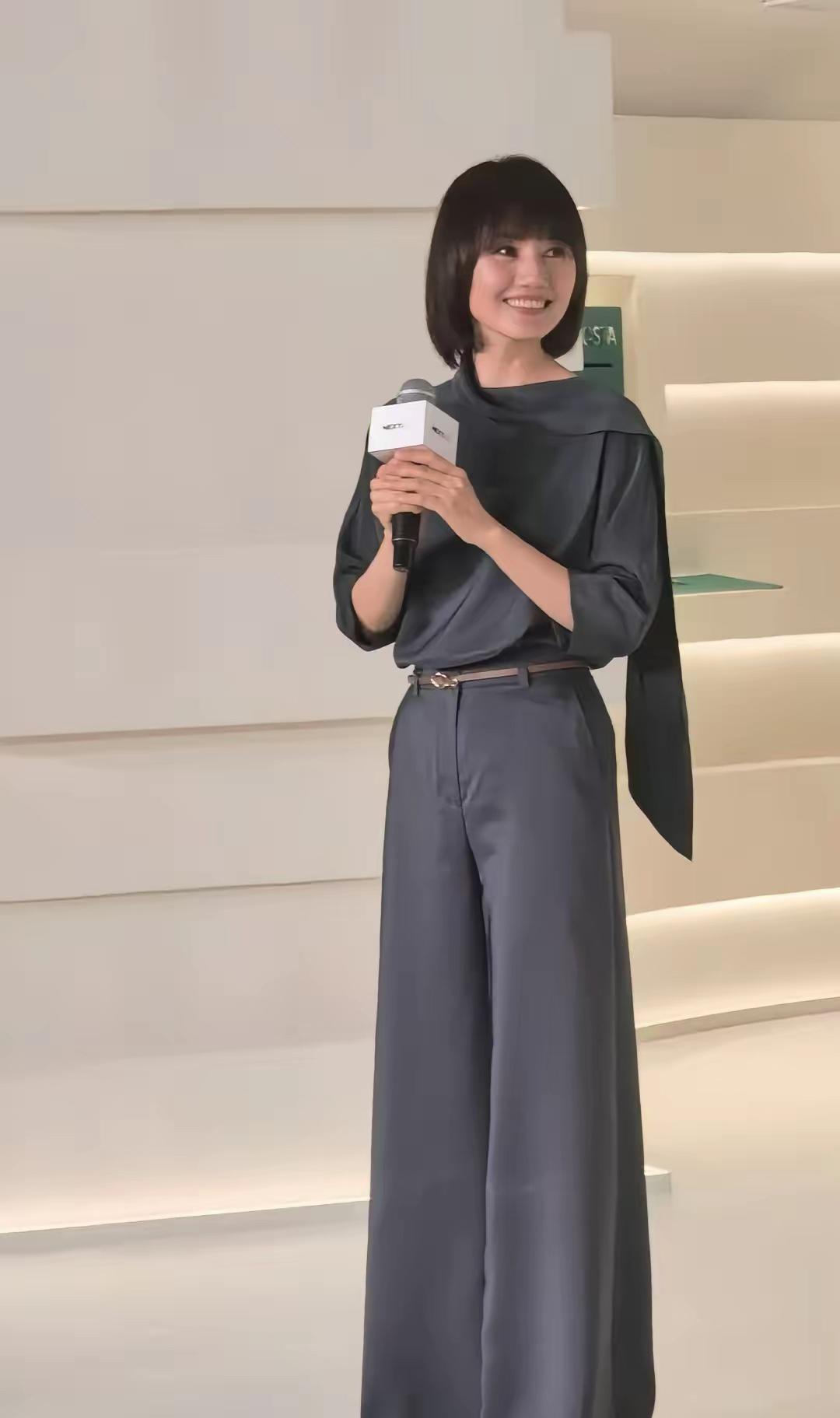 我朋友在活动上近距离见过袁泉，她回来疯了一样的跟我说，以后不要再说袁泉是美女了，