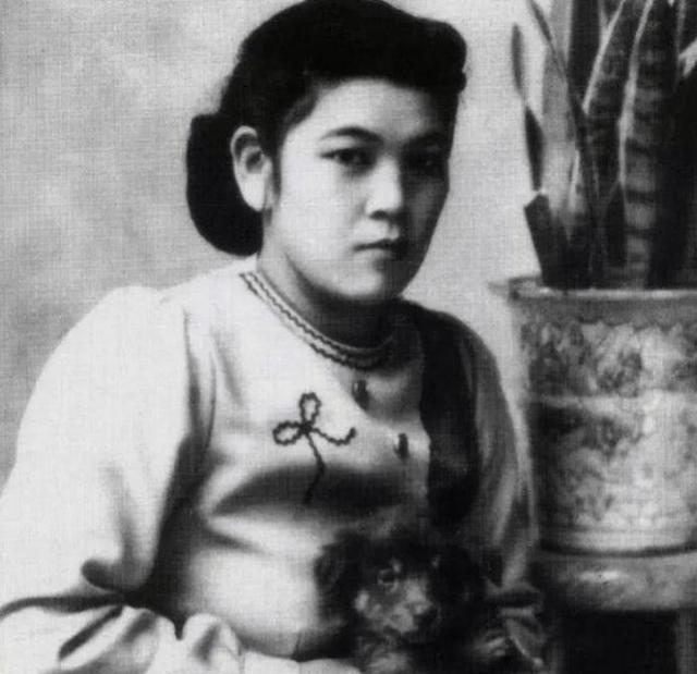 1944年，33名日本人流落太平洋荒岛。而在33人中，只有一名女性。6年后他们获