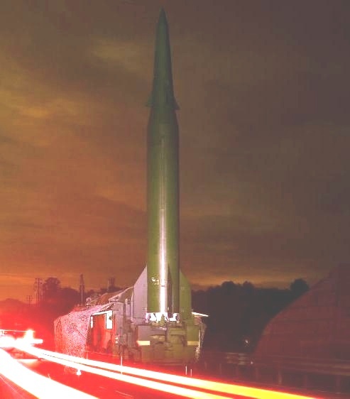 日前, 火箭军某部利用暗夜环境开展综合演练，全面检验发射单元独立作战能力。 