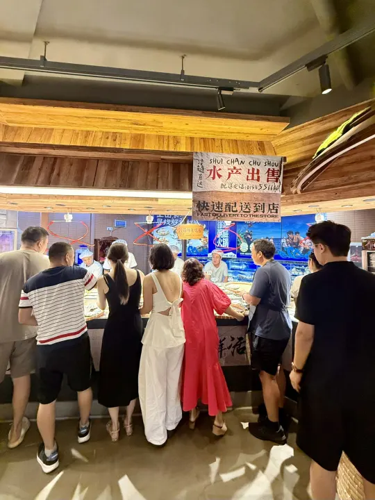 大连新晋排队王！5r一盘的自选粥底海鲜火锅