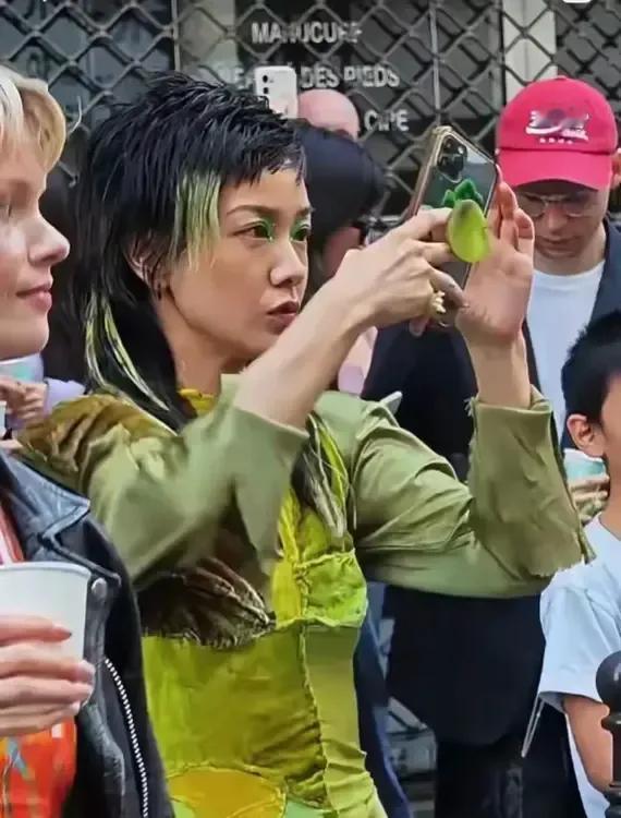 郭采洁，丢人丢到国外去了。
现身巴黎街头的她，装扮奇形怪状，一身廉价的连体裙，双