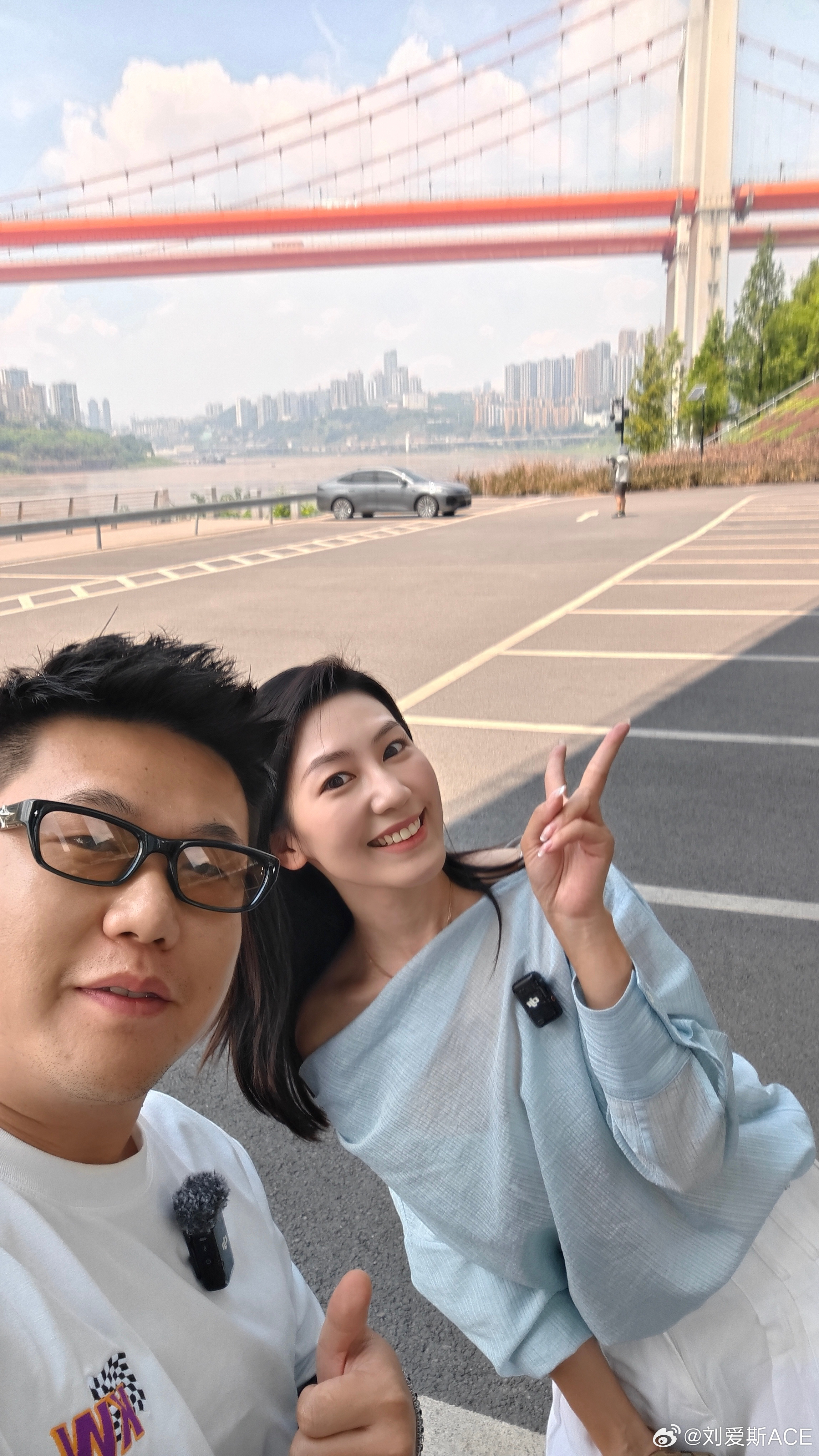 见面第一句话就是 好久不见 恭喜恭喜～事实验证了跟美女拍照 我拉低了颜值水平我的