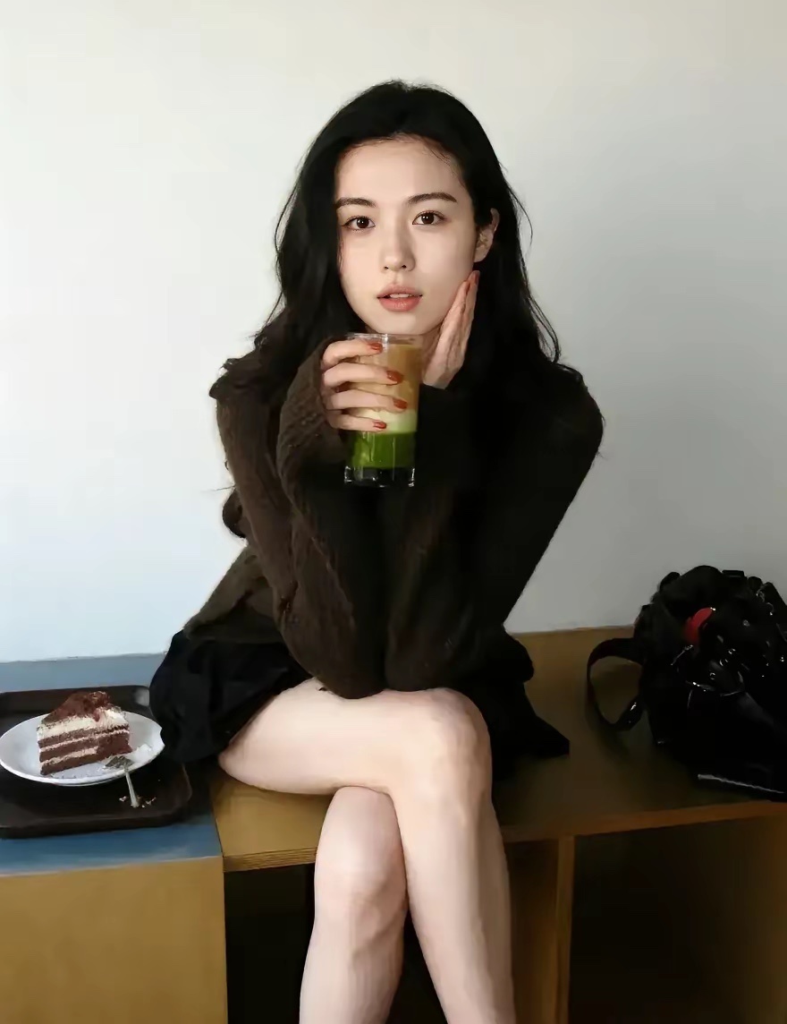 不得不说，她颜值一点也不输刘亦菲，怎么就是火不起来呢…… 