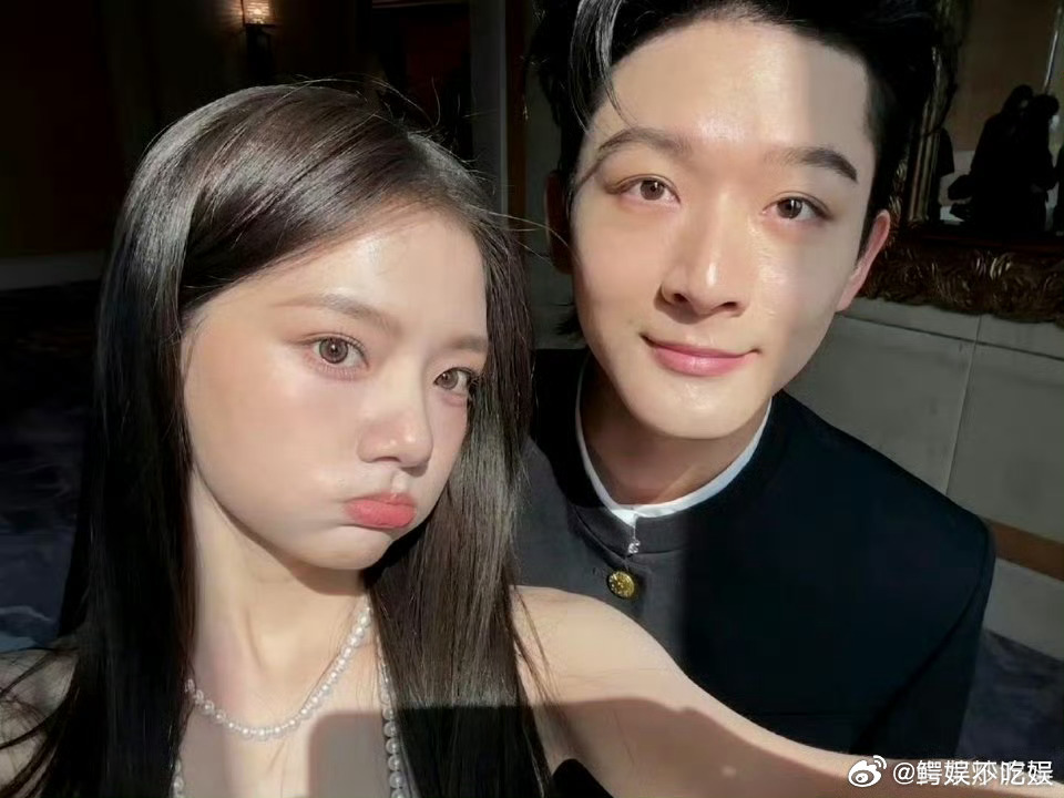 张晚意怎么笑得像雕塑一样假。。这俩人颜值也是挺相配的，两家粉丝就别互相diss了