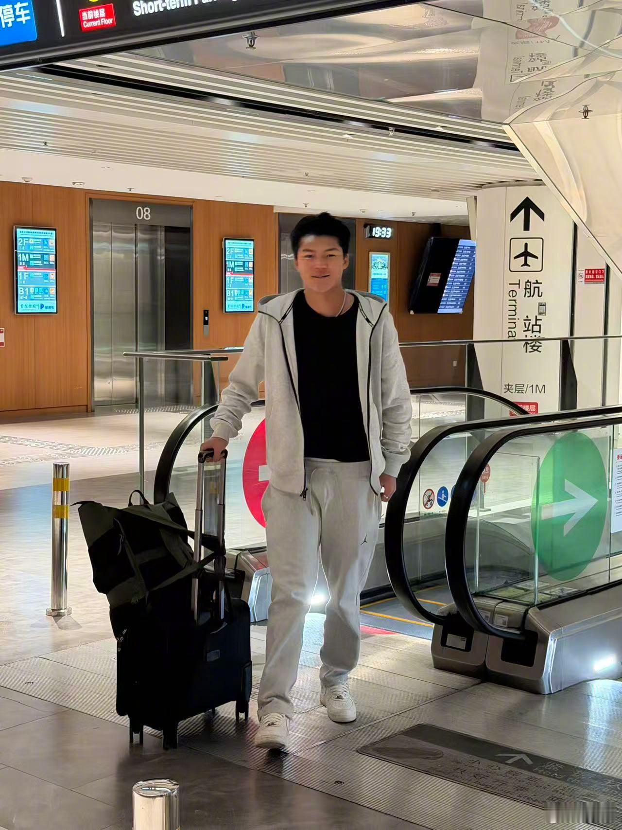 我老婆说，大兴机场，还以为辉子大踏步走来了呢 