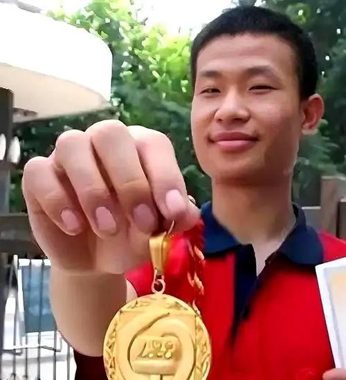 韦东奕何以能被封神?


成过事的人物如山花烂漫，出过名的网红如过江之鲫，很多人