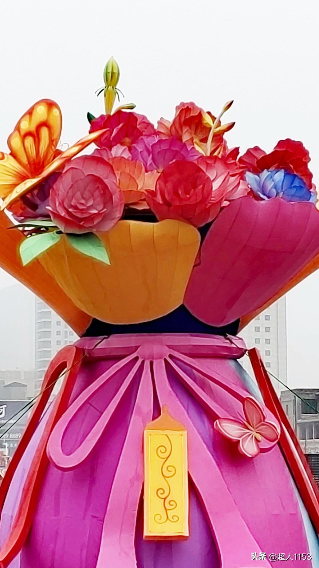 今天正月十八，
石家庄的街头，
还沉浸年味中。

看到红红花束，
真的是很喜庆，