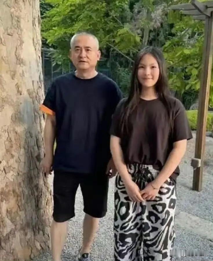 这就是王诗龄的爷爷啊，怪不得她爸能当导演，她妈李湘家底又那么厚实！妥妥的富二代，