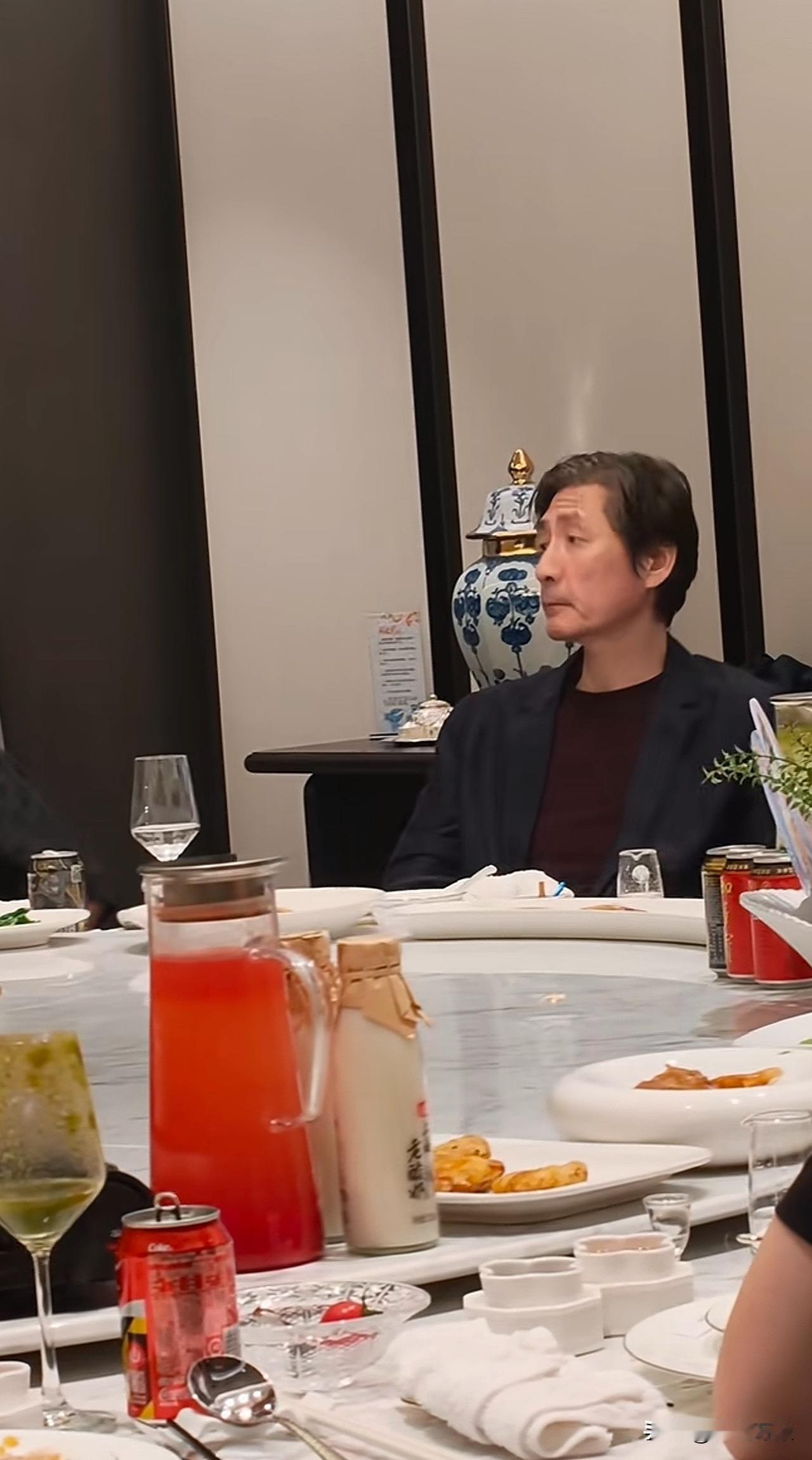 酒桌上遇见明星了，有认识的吗？我真怕他对我说，我猜你的杯子里没有酒！[大笑]