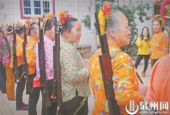 感知幸福中国福建行 我在泉州蟳埔村的老乡家里看到一组蟳埔女兵的老照片！在泉州蟳埔