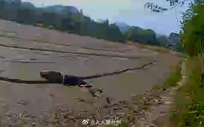 八旬老人被困秧田台州路桥民警暖心救援 近日，台州路桥。一位83岁老人不慎跌入秧田