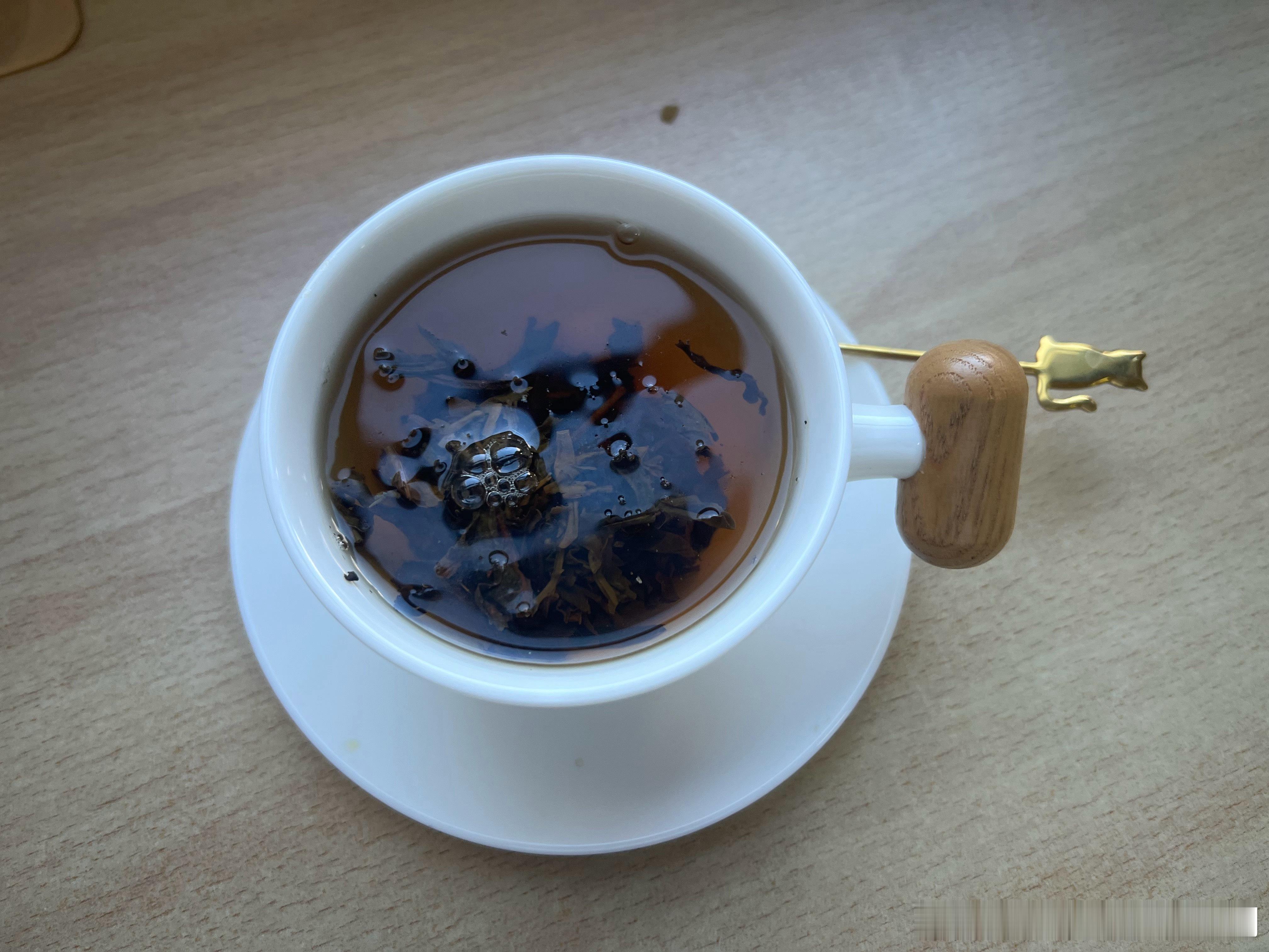 一大早鸡飞狗跳，吃不吃饭的，泡杯茶吧，找不到杯子，那就有什么用什么，咖啡喝普洱，