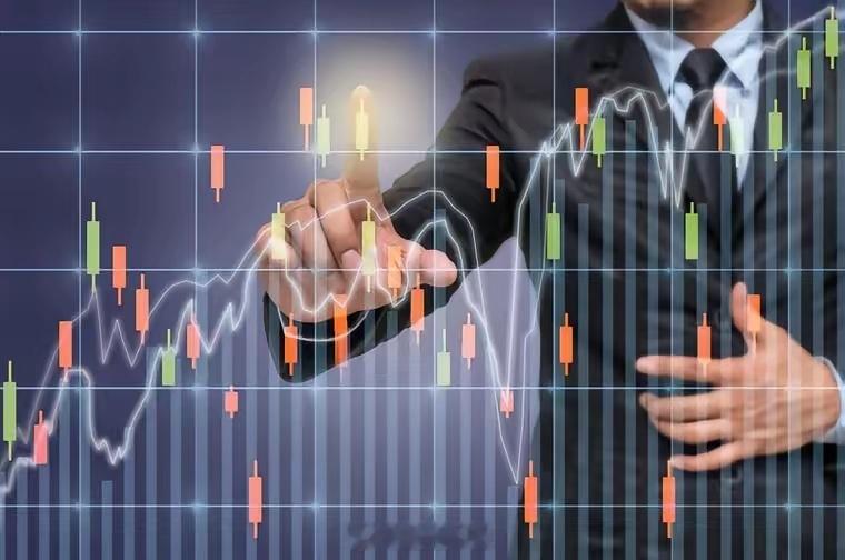 想在交易市场走出来，成功只有两条路，放弃只有一条路。先说放弃简单而直接，进入市场