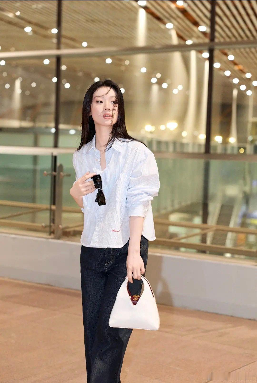 单依纯巴黎高定周出发飞往巴黎赴香奈儿高定之约，单依纯出发状态满分！随性穿搭藏不住