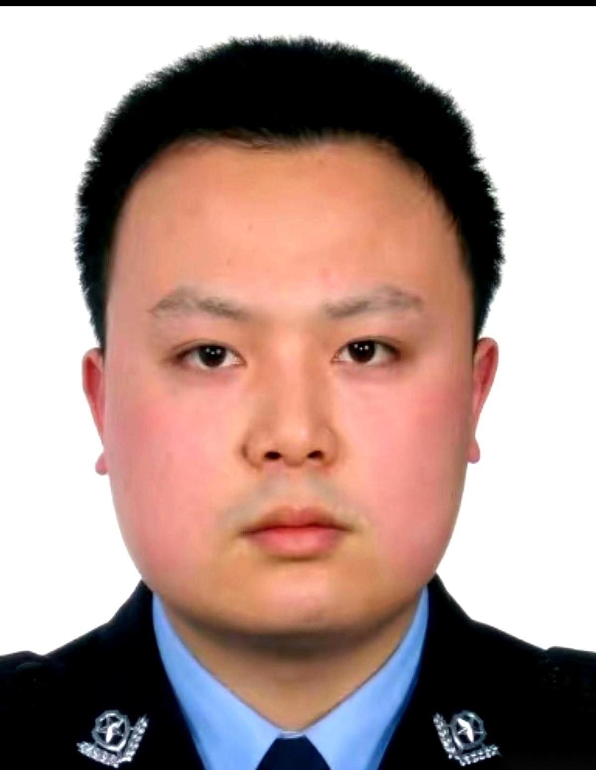 重庆那个43岁的国企副总，彻底火了。
视频里，他一口气冲上三十层高楼，脸不红心不