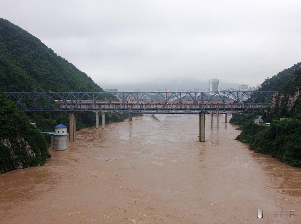 2014年9月拍摄的襄渝铁路北碚嘉陵江大桥（钢桁梁桥）与旁边朝阳嘉陵江大桥（连续