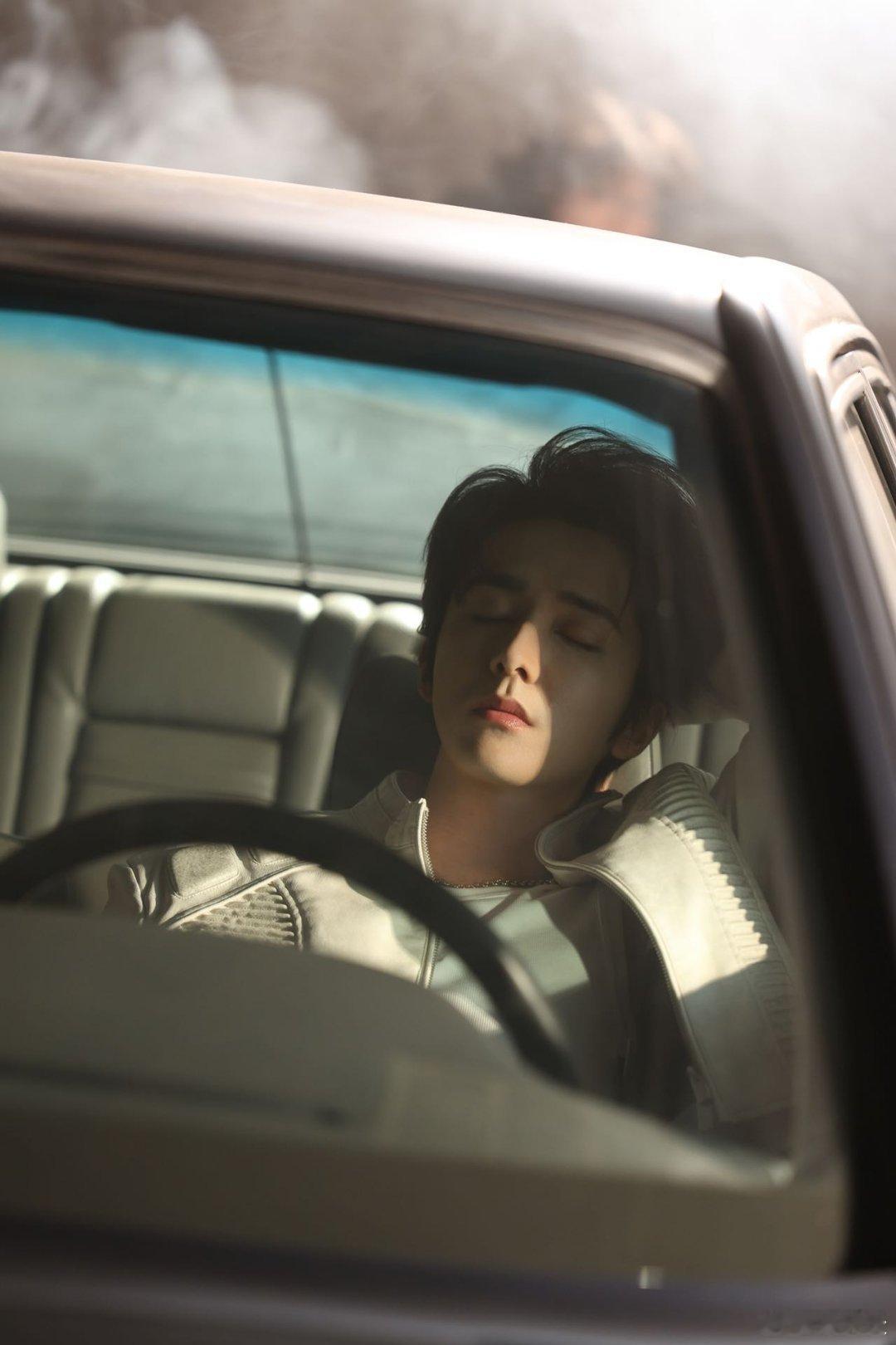 不想上班想上张新成的车 张新成那个眼神递过来的时候，我连坐副驾要放什么歌都想好了