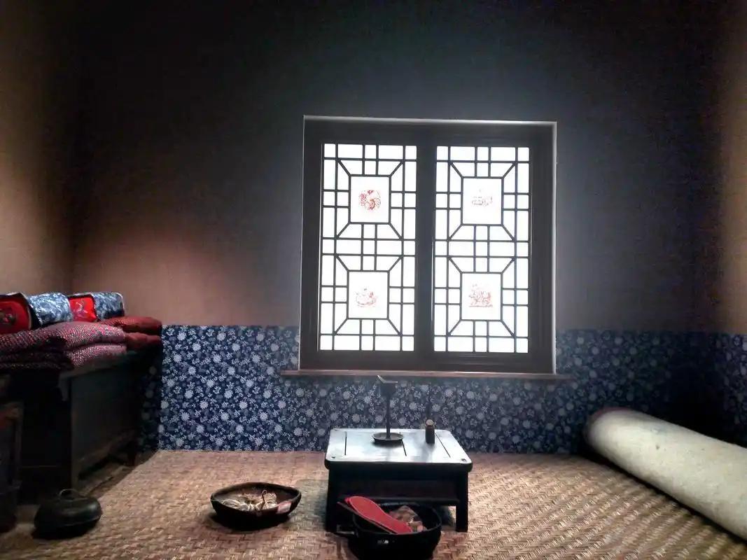 上联：三个铜钱贺喜，嫌少勿收，收则爱才
下联：一桌窗影待客，嫌贫不用，用即贪食