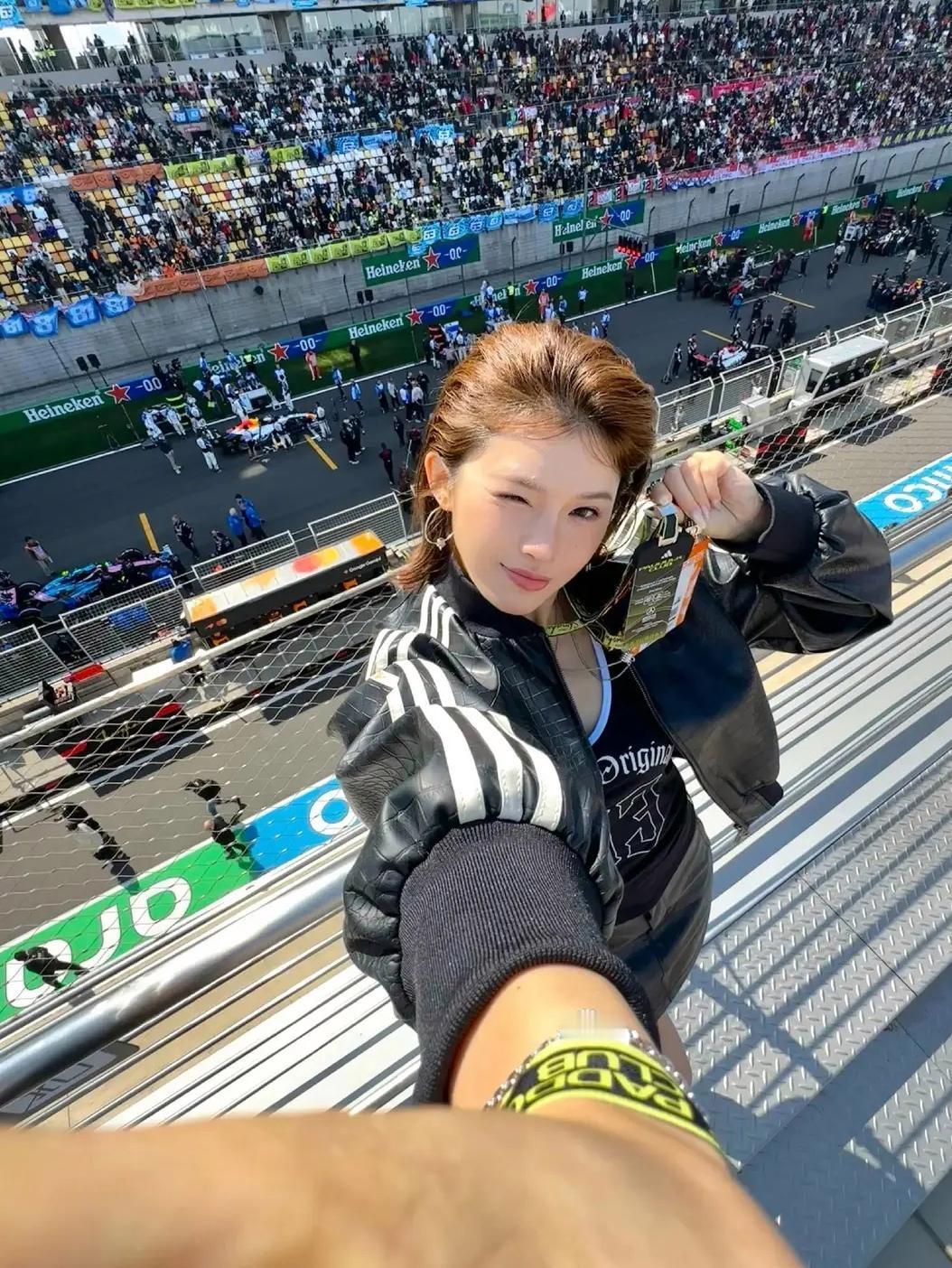 田径女神吴艳妮跨界F1颁奖台，一袭黑衣诠释速度美学："田径是把人体速度推到极致，