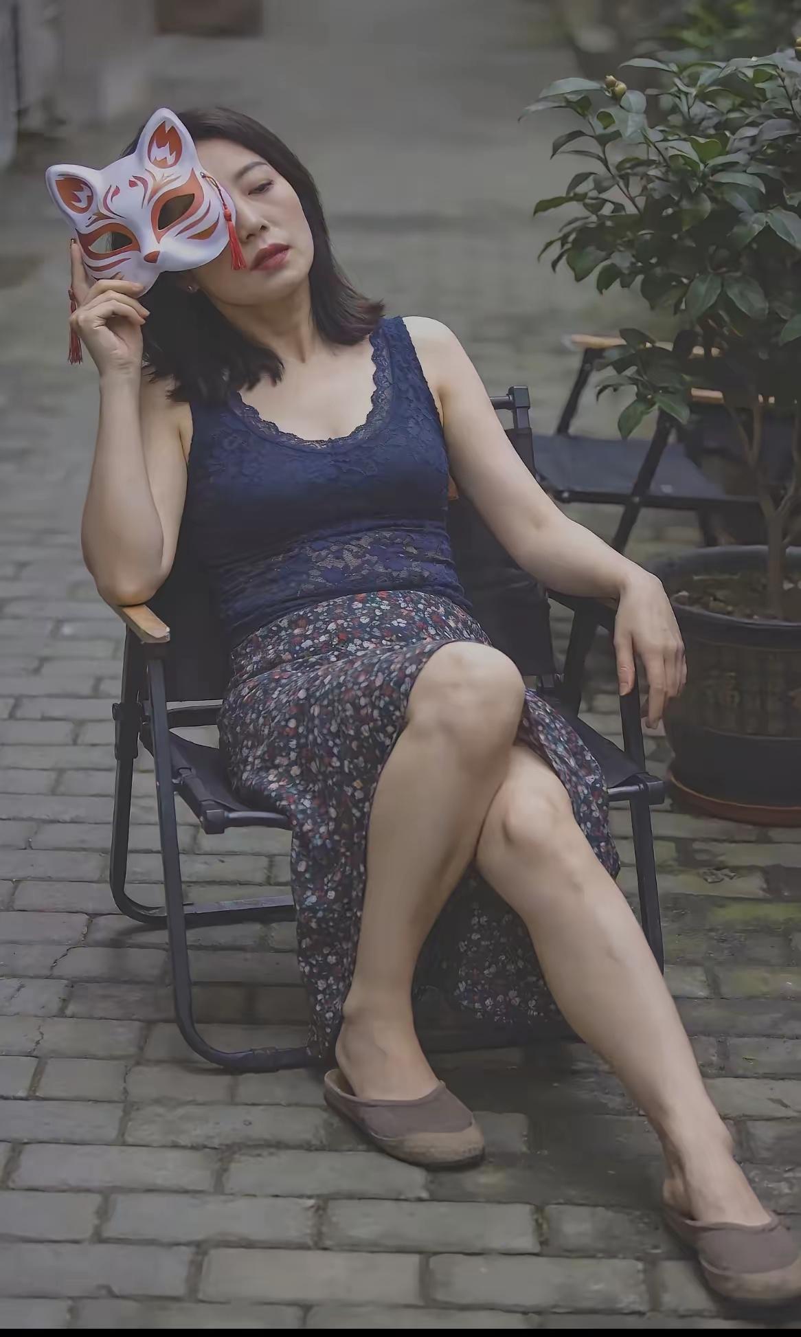 成老阿姨了，潇洒一天是一天