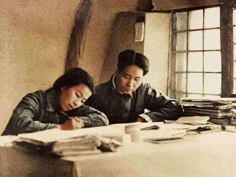 黄土高原起圣坛，伟人伏案夜无眠。
一篇宏论明前路，万里河山换新天。