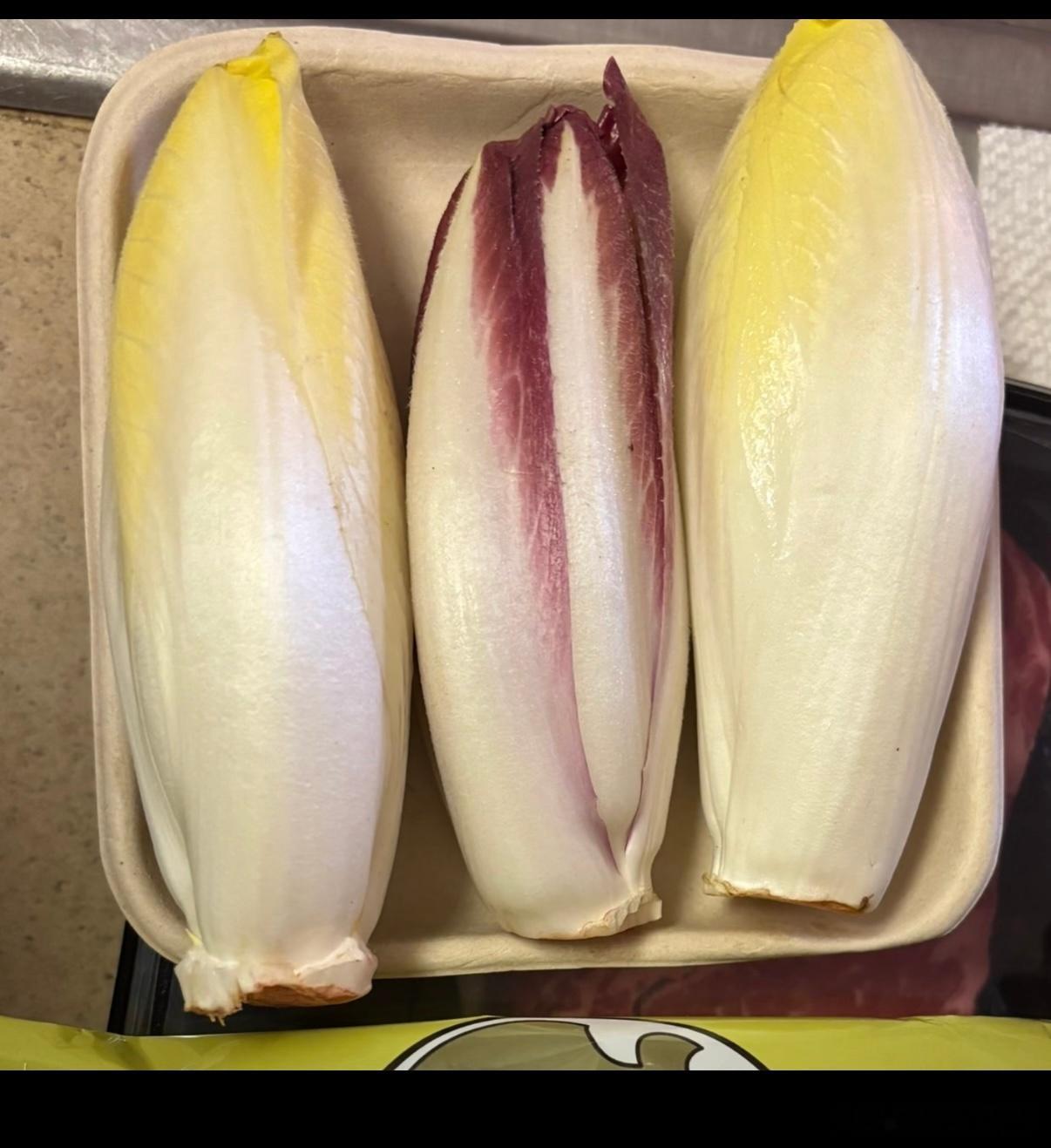 什么是菊苣，这是菊苣没去查，我还以为这是娃娃菜长这样照理说不会难吃到哪里去吧，毕