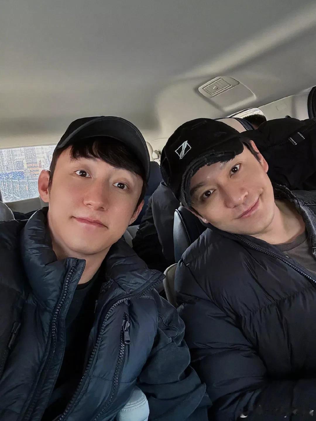 黄晓明和黄景瑜素颜对比，大15岁的黄晓明一点没输！

黄晓明这个颜值和皮肤状态，