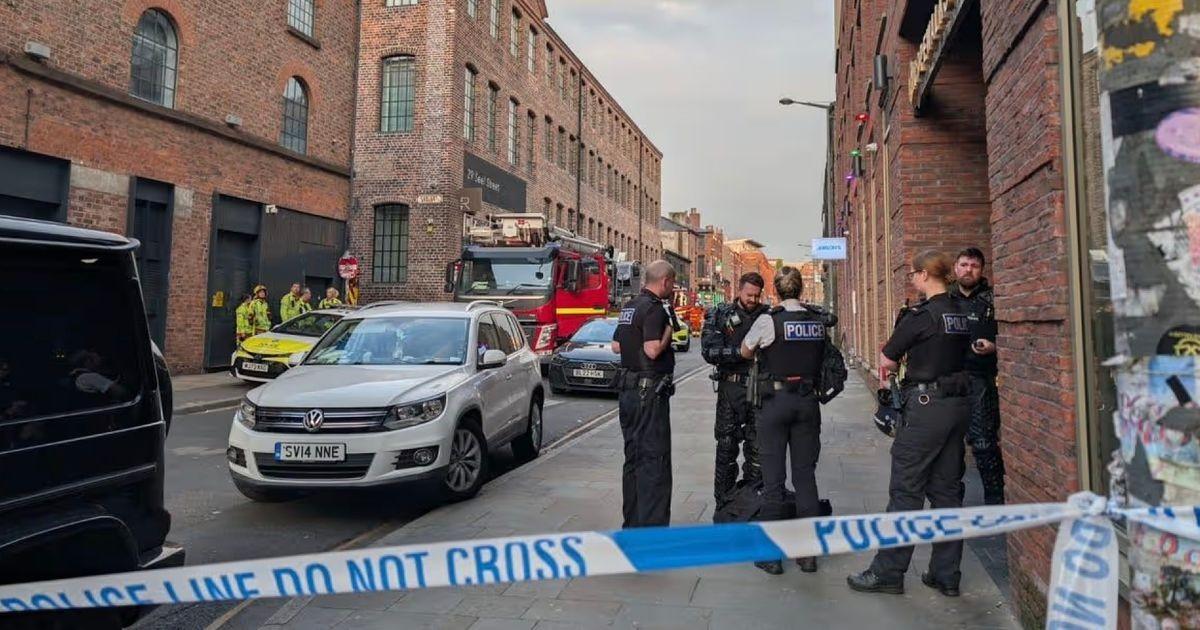 【惊险对峙4小时，英国警察最后缴获一把剑】据英媒报道，当地时间5月9日，英国全副