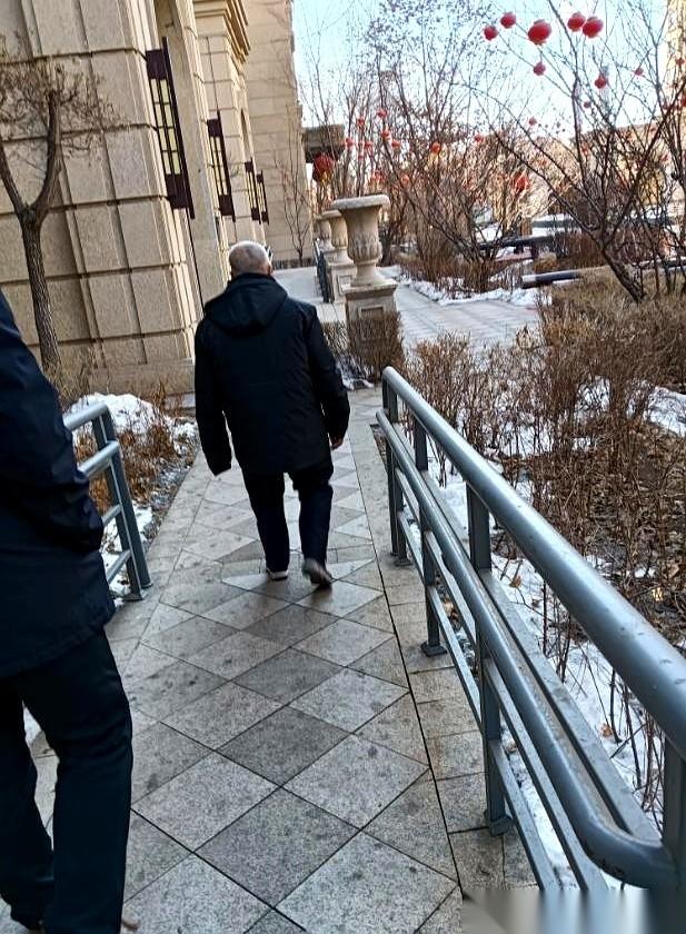 五十岁以后，真正让你喘不过气的，不是爬三楼。
是你扶着膝盖，听着自己肺里像破风箱