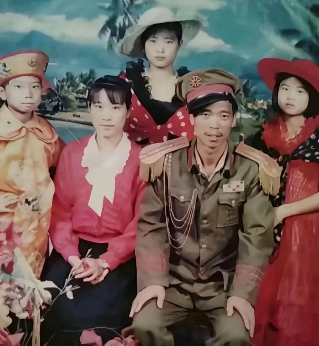 这张全家福，怕是把照相馆的服装都穿遍了吧？[笑哭]