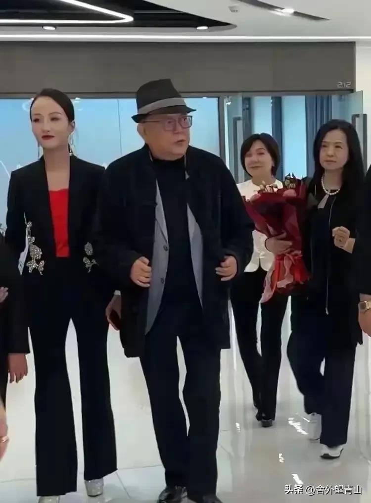 79岁的王刚，过着一种外人很难想象的生活：18岁的儿子在北京读着顶尖国际学校，而