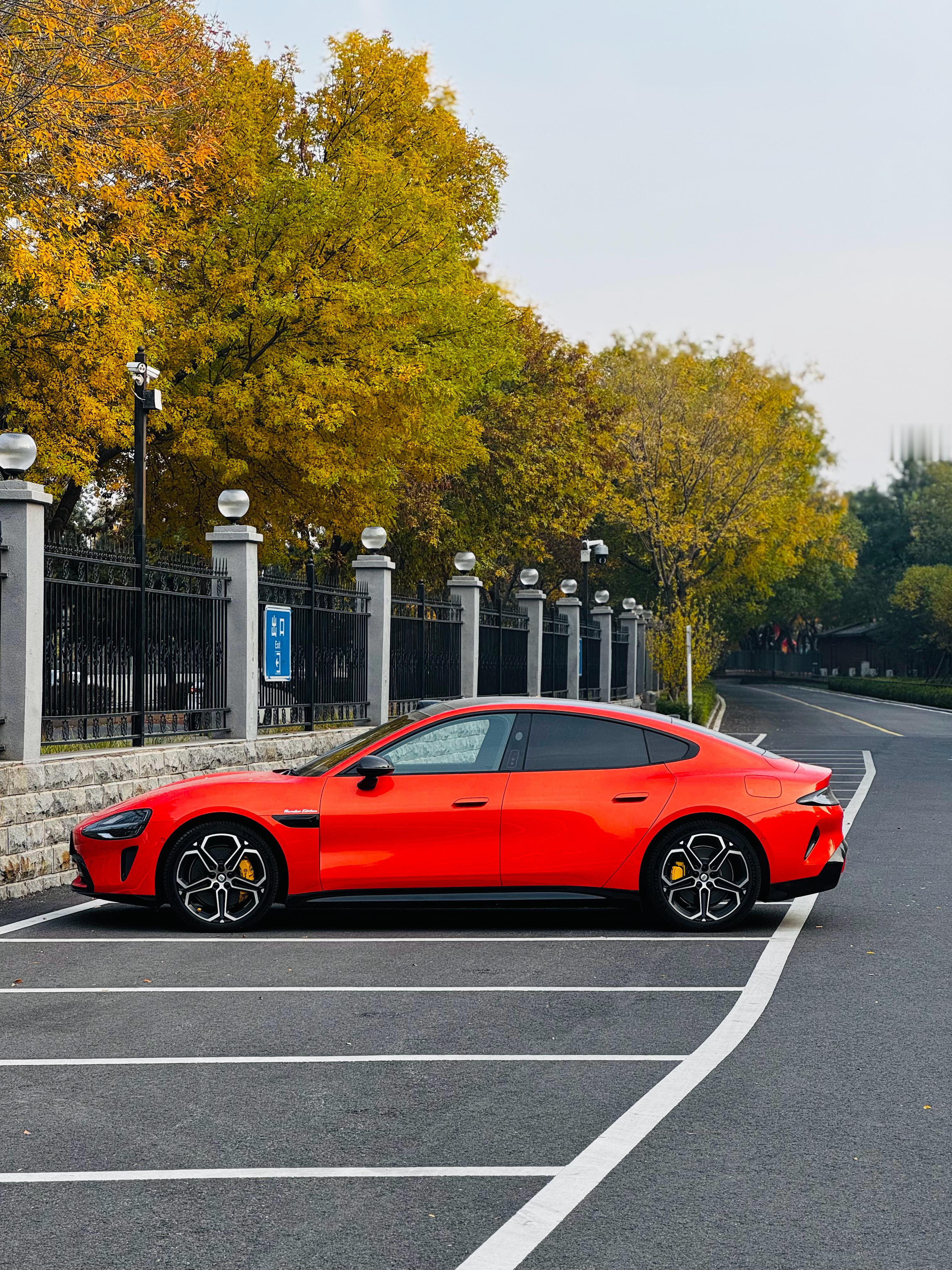 小米新一代SU7明年二季度上市猜测一下：小米天际屏加上全系标配激光雷达，辅助驾驶