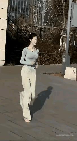 空中一字马，帅呆了！这样的女人谁不喜欢呢！