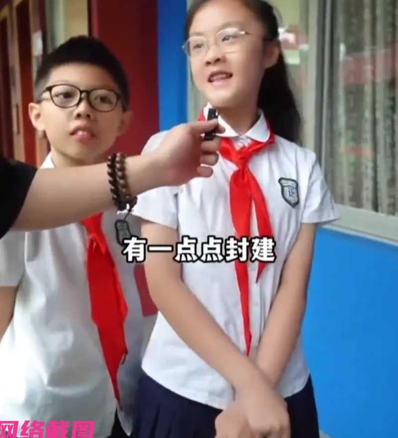广东广州有人来某小学处，采访眼前这些二零一零年之后出生的孩子，问他们眼里八十后的