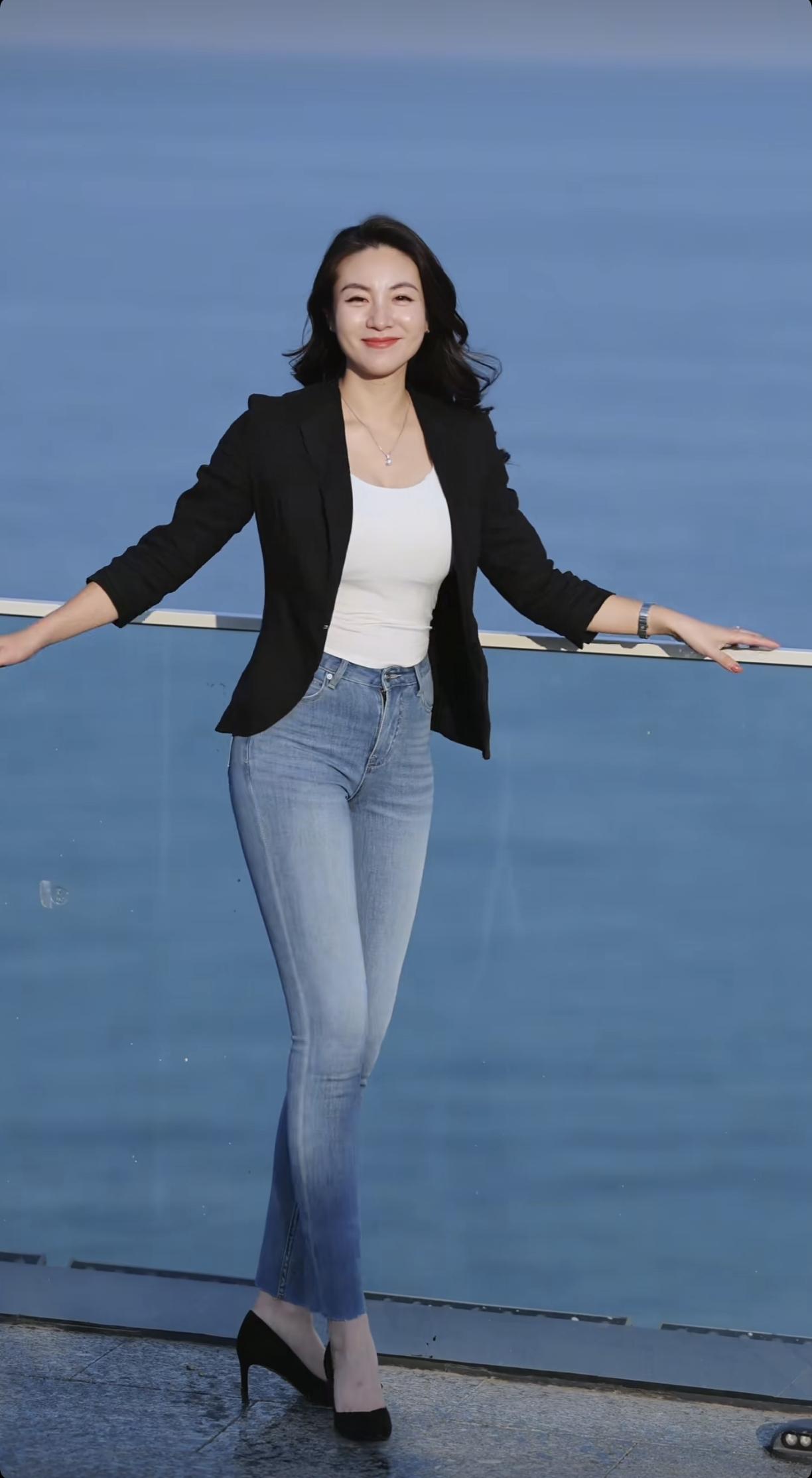 水天一色间，美人倚栏杆。海景美人 女人怎样穿搭，更显气质