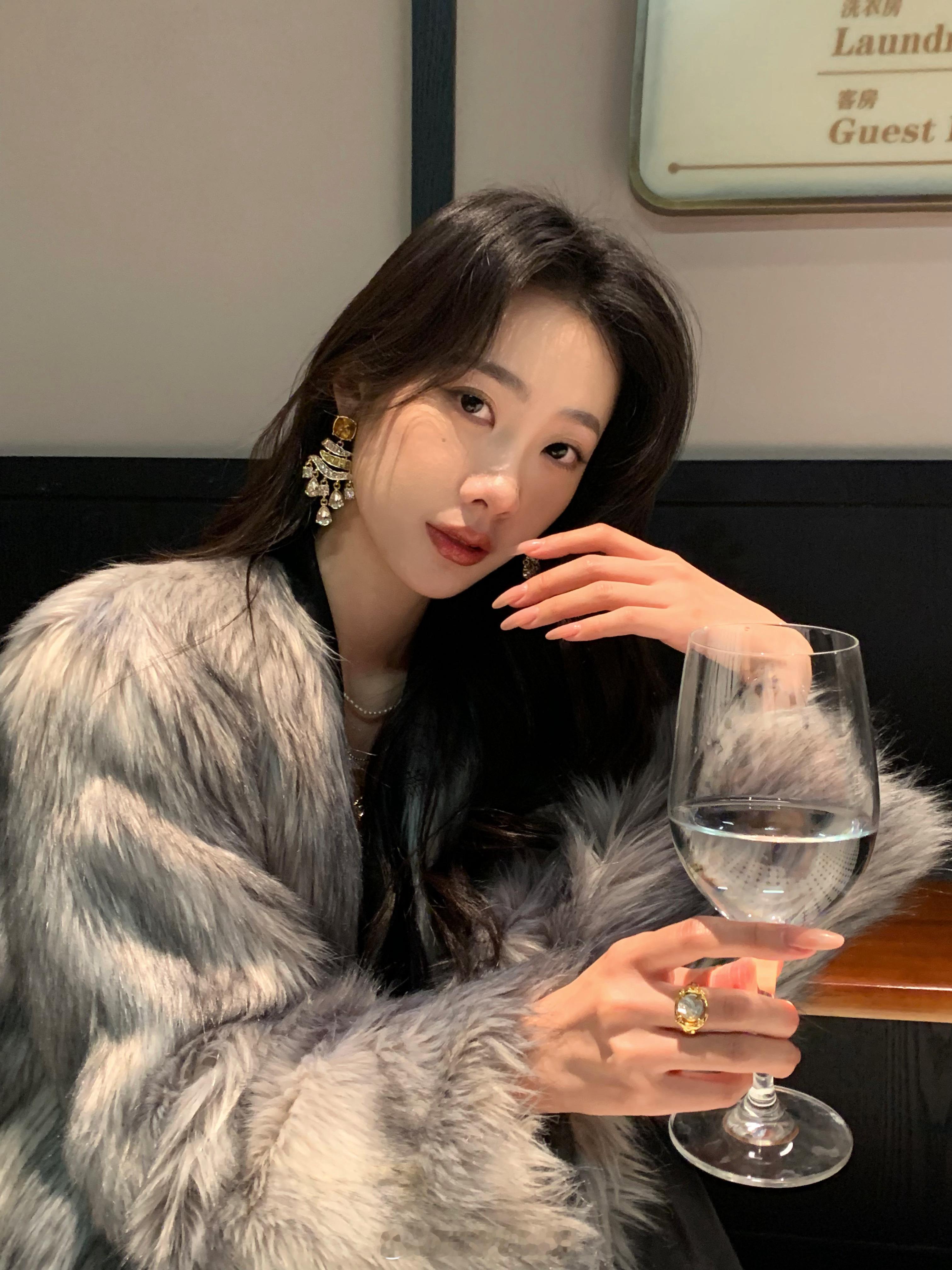 🥂 闭嘴当美女 ​​​