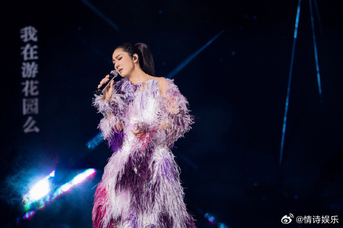杨千嬅演唱会再安利给阿嬷的情书杨千嬅深圳演唱会动情讲述《给阿嬷的情书》，感受到潮