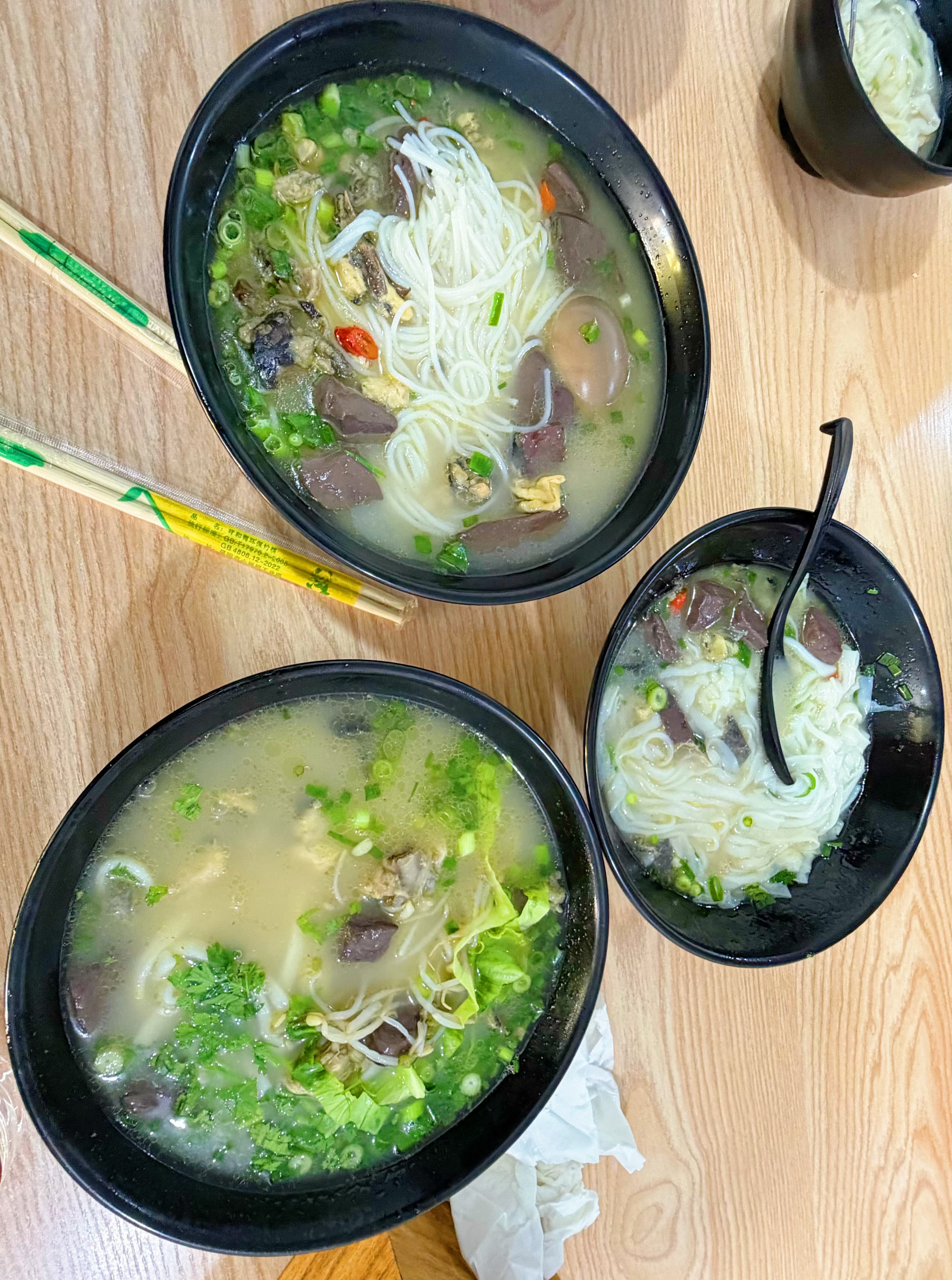 早餐吃个土鸡米线，云南这几十种米线，我最喜欢的就是云县土鸡米线和蒙自菊花米线（过