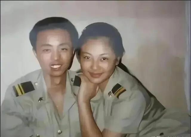估计这男孩子拍照时，也没想到靠在肩膀的是大明星，能让他吹一辈子，刘涛深耕演艺圈多
