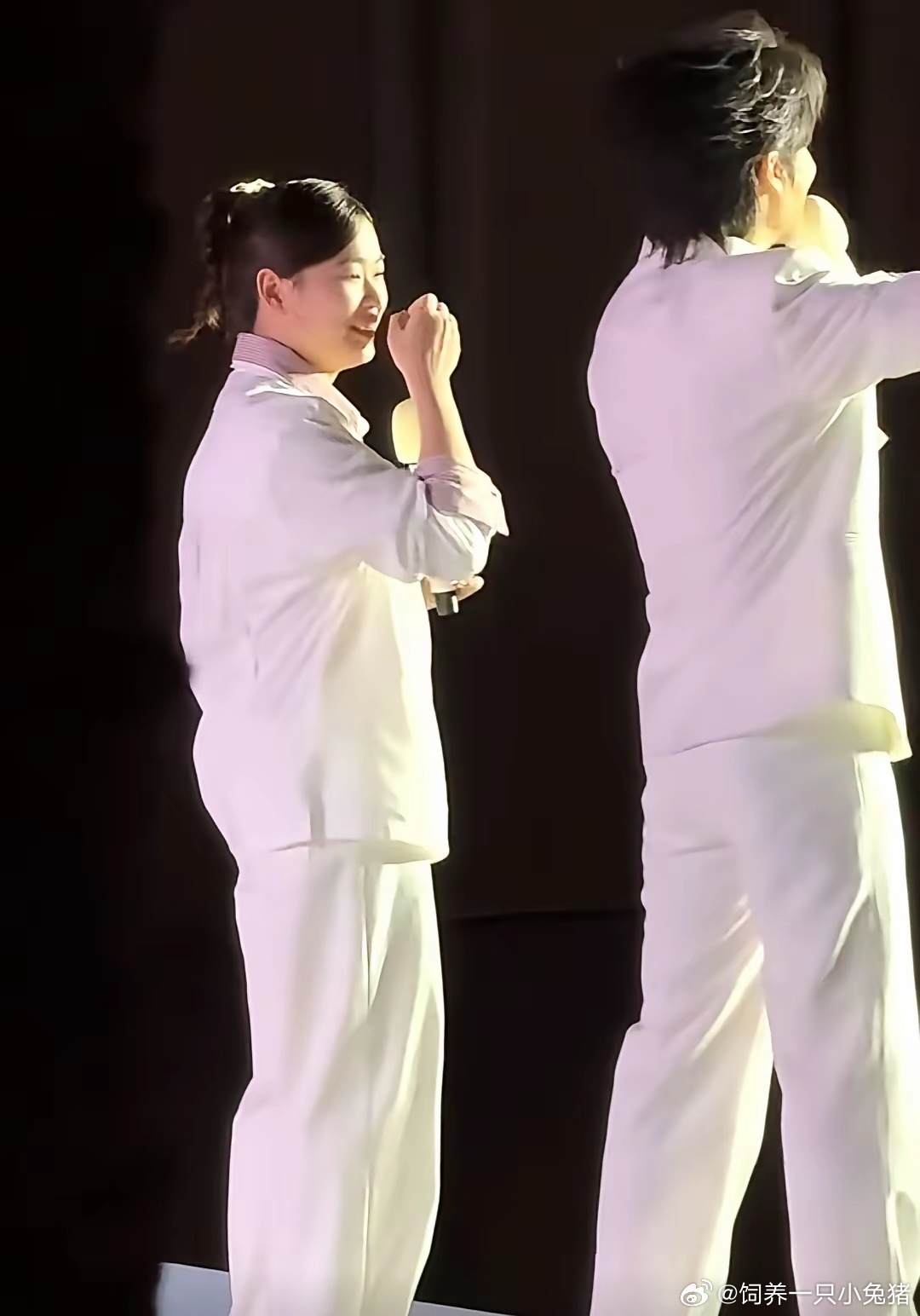 全红婵一袭白色西装出席活动，妆容也算比较精致，原本以为是走职业商务路线，没想到活