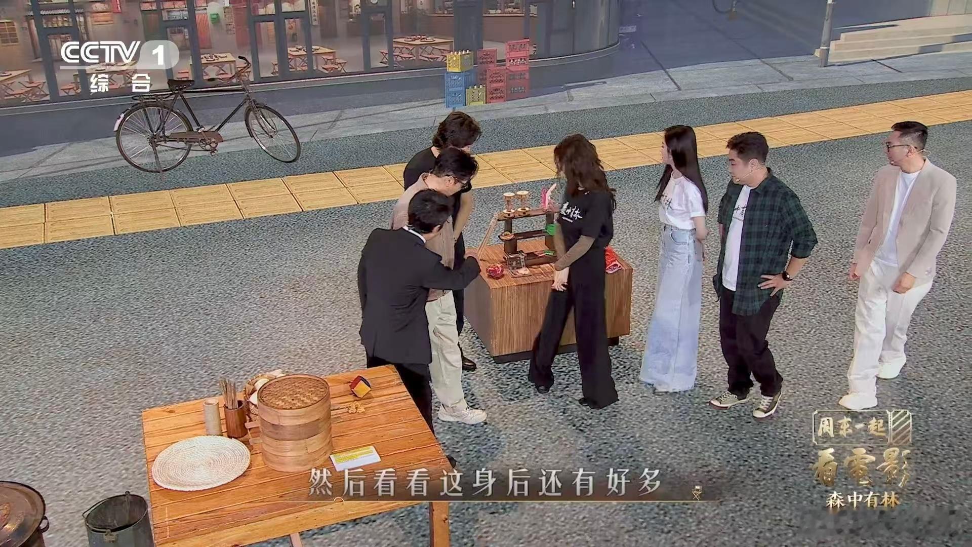 谁的童年没玩过嘎拉哈 廉加海倒骑驴氛围感拉满，老式物件加持，九十年代画面瞬间鲜活