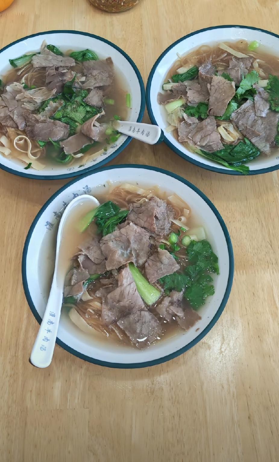 谁能想到，我和一个素少碰面的陌生人，相爱了整整三年。

从前总觉得陪伴一定要在眼