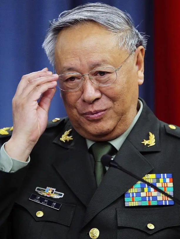 满头白发一脸忠诚的总参谋长。
