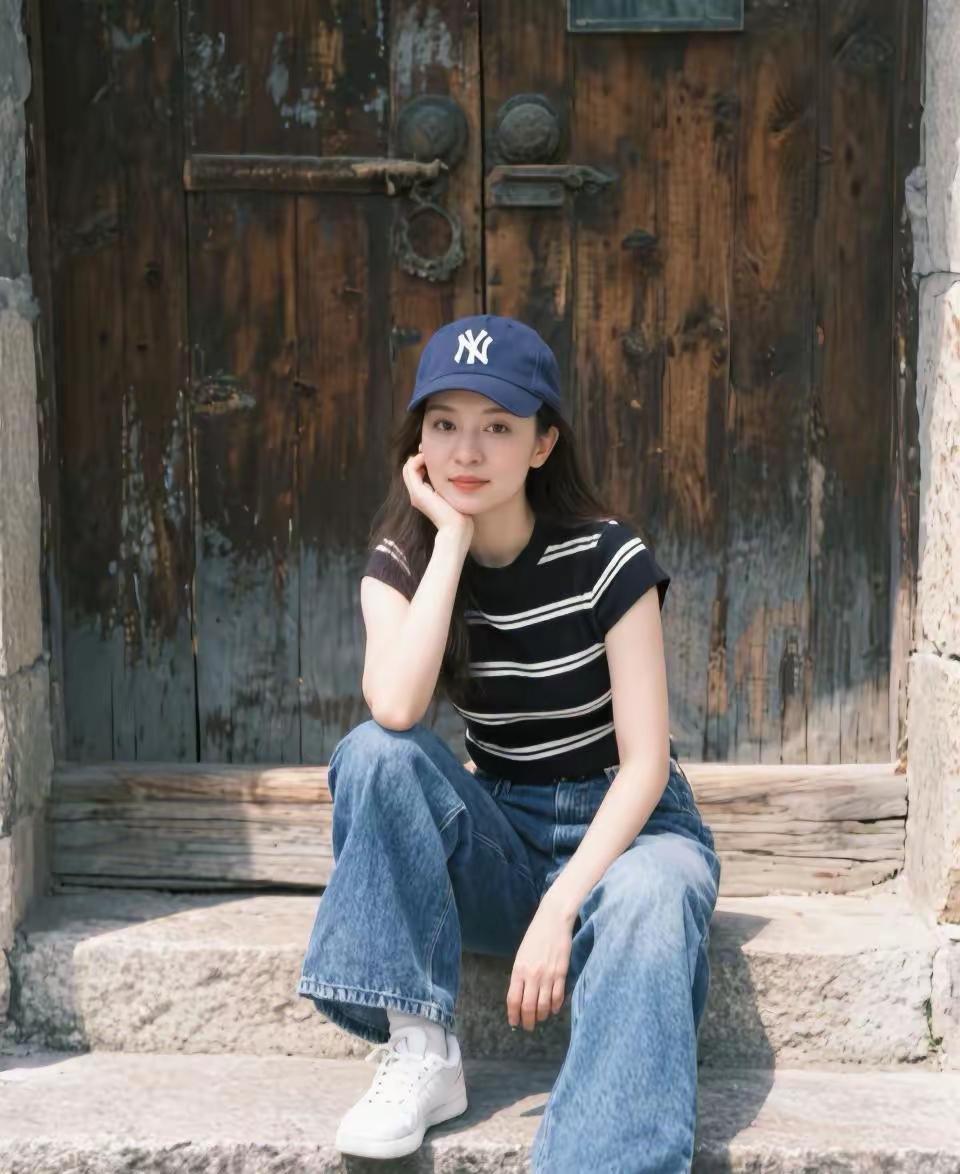 阳光下的复古风情，纽约帽与牛仔裤的完美搭配，尽显青春活力！🌞👒👖👟