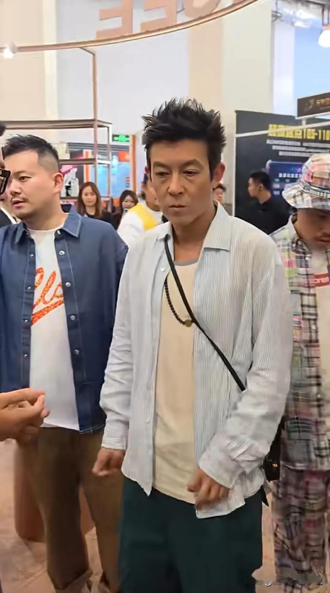 近日，陈冠希独自一人逛商场，两小胡子哥成功抢镜！45岁的陈冠希眼睑下垂水肿，头发
